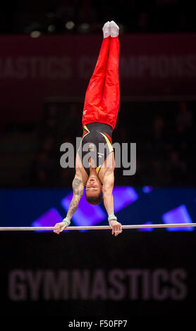 Glasgow, Ecosse. 25 octobre, 2015. FIG Championnats du monde de gymnastique artistique. Trois jours. Marcel NGUYEN (GER) sur la barre horizontale dans le mag des qualifications. Credit : Action Plus Sport/Alamy Live News Banque D'Images