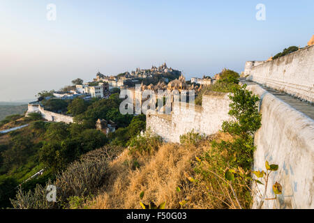 Le site sacré de shatrunjaya contient plus de 850 temples sur une colline et est l'un des principaux lieux de pèlerinage pour les jaïns Banque D'Images