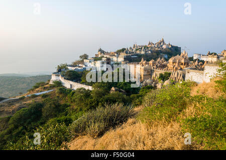 Le site sacré de shatrunjaya contient plus de 850 temples sur une colline et est l'un des principaux lieux de pèlerinage pour les jaïns Banque D'Images