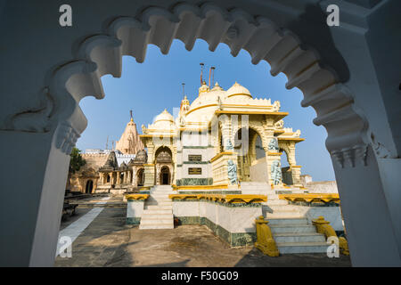 Le site sacré de shatrunjaya contient plus de 850 temples sur une colline et est l'un des principaux lieux de pèlerinage pour les jaïns Banque D'Images