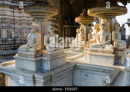 Le site sacré de shatrunjaya contient plus de 850 temples sur une colline et est l'un des principaux lieux de pèlerinage pour les jaïns Banque D'Images