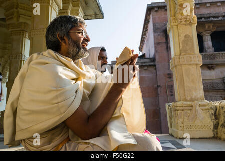 Un groupe de pèlerins jain est récitant religeous textes à shatrunjaya hill, l'un des principaux lieux de pèlerinage pour les jaïns, le jour o Banque D'Images