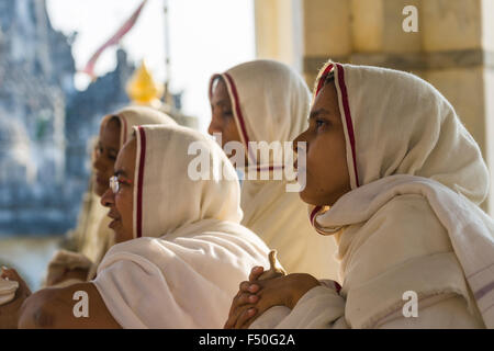 Un groupe de nonnes jain est de méditer dans un temple à shatrunjaya hill, l'un des principaux lieux de pèlerinage pour les jaïns, le jour de la Banque D'Images