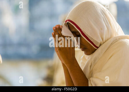 Une nonne jain est de méditer dans un temple à shatrunjaya hill, l'un des principaux lieux de pèlerinage pour les jaïns, le jour de l'yatra mer Banque D'Images