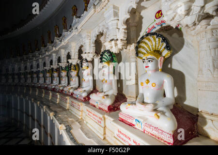 Statues en marbre de jain prophetes à l'intérieur du temple de 108 jaïns, situé au pied de la colline de shatrunjaya, l'un des grands p Banque D'Images