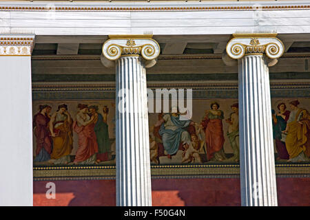 Piliers et des fresques sur la frise de l'Université d'Athènes. Rue Panepistimiou. La Grèce. Banque D'Images