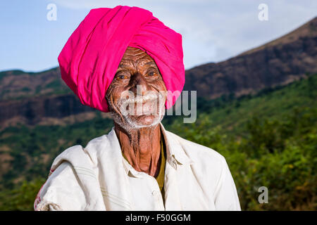 Le portrait d'un vieil homme souriant portant un turban rose Banque D'Images