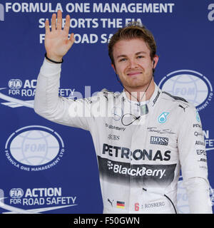 Austin, Texas, États-Unis. 25 octobre, 2015. Le pilote allemand Nico Rosberg de Mercedes AMG Petronas vagues après qualification sur perche pour la Formule 1 2015 United States Grand Prix sur le circuit des Amériques. Credit : James/Gasperotti ZUMA Wire/Alamy Live News Banque D'Images