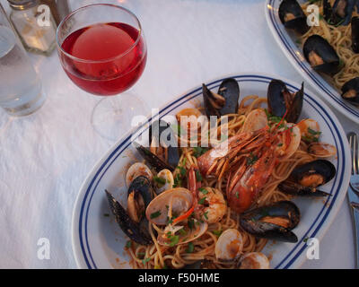 Pâtes aux fruits de mer avec les palourdes, les moules et les crevettes en Grèce Banque D'Images