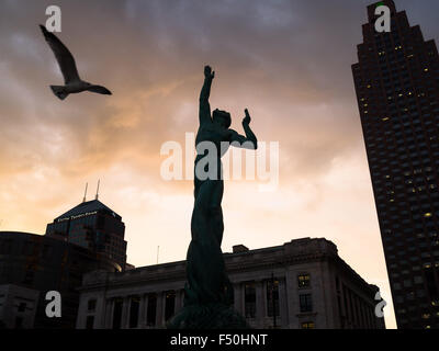 Lever du soleil à la Fontaine de la vie éternelle à Cleveland, Ohio Banque D'Images