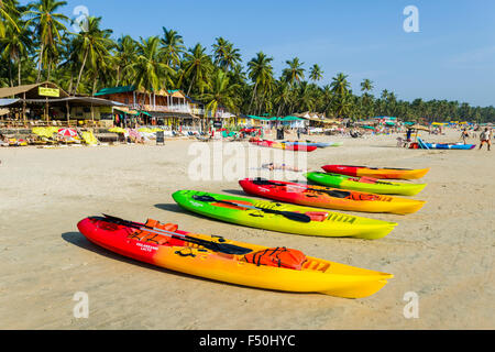 Certains kayaks colorés sont à louer à la plage de Palolem avec ciel bleu, de palmiers et de sable blanc Banque D'Images