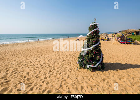 Un arbre de Noël est placé dans le sable blanc de la plage de candolim avec ciel bleu et bleu de la mer Banque D'Images