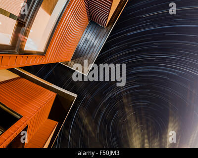 Star Trails spin sur les maisons à Austin, Texas Banque D'Images