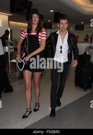 Alex Turner et petite amie Taylor Bagley à l'Aéroport International de Los Angeles (LAX) avec : Alex Turner, Taylor Bagley Où : Los Angeles, California, United States Quand : 24 août 2015 Banque D'Images