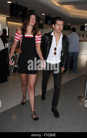 Alex Turner et petite amie Taylor Bagley à l'Aéroport International de Los Angeles (LAX) avec : Alex Turner, Taylor Bagley Où : Los Angeles, California, United States Quand : 24 août 2015 Banque D'Images