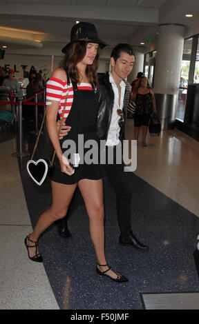 Alex Turner et petite amie Taylor Bagley à l'Aéroport International de Los Angeles (LAX) avec : Alex Turner, Taylor Bagley Où : Los Angeles, California, United States Quand : 24 août 2015 Banque D'Images