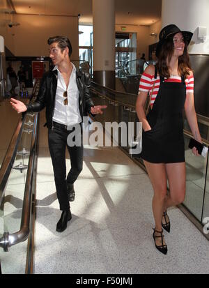 Alex Turner et petite amie Taylor Bagley à l'Aéroport International de Los Angeles (LAX) avec : Alex Turner, Taylor Bagley Où : Los Angeles, California, United States Quand : 24 août 2015 Banque D'Images