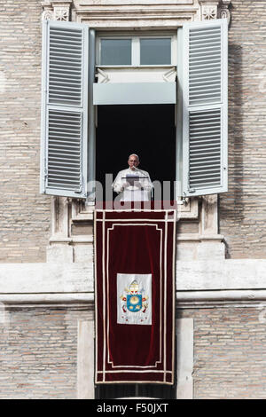 Cité du Vatican, Vatican. 25 octobre, 2015. Pape Francis livre la prière de l'Angélus du dimanche depuis la fenêtre du Palais apostolique donnant sur la Place Saint Pierre après une Messe pour la 14e Assemblée Générale Ordinaire du Synode des Évêques à la basilique Saint-Pierre au Vatican. Credit : Giuseppe Ciccia/Pacific Press/Alamy Live News Banque D'Images