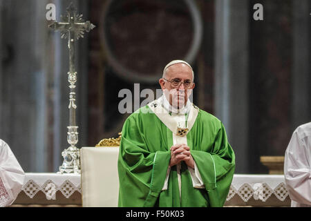 Cité du Vatican, Vatican. 25 octobre, 2015. Le pape François à la tête d'une Sainte Messe pour la 14e Assemblée Générale Ordinaire du Synode des Évêques à la basilique St Pierre au Vatican. Le pape François marquer la fin de la XIV Assemblée ordinaire du Synode des Évêques, qui ont été réunis à Rome au cours de ces trois dernières semaines à réfléchir et à discuter de la vocation et de la mission de la famille dans l'Église et dans le monde contemporain. Credit : Giuseppe Ciccia/Pacific Press/Alamy Live News Banque D'Images