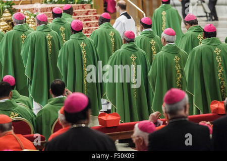 Cité du Vatican, Vatican. 25 octobre, 2015. Les évêques participent à une Messe pour la 14e Assemblée Générale Ordinaire du Synode des Évêques à la basilique St Pierre au Vatican. Le pape François marquer la fin de la XIV Assemblée ordinaire du Synode des Évêques, qui ont été réunis à Rome au cours de ces trois dernières semaines à réfléchir et à discuter de la vocation et de la mission de la famille dans l'Église et dans le monde contemporain. Credit : Giuseppe Ciccia/Pacific Press/Alamy Live News Banque D'Images