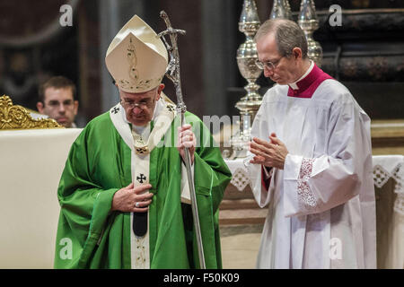 Cité du Vatican, Vatican. 25 octobre, 2015. Le pape François à la tête d'une Sainte Messe pour la 14e Assemblée Générale Ordinaire du Synode des Évêques à la basilique St Pierre au Vatican. Le pape François marquer la fin de la XIV Assemblée ordinaire du Synode des Évêques, qui ont été réunis à Rome au cours de ces trois dernières semaines à réfléchir et à discuter de la vocation et de la mission de la famille dans l'Église et dans le monde contemporain. Credit : Giuseppe Ciccia/Pacific Press/Alamy Live News Banque D'Images