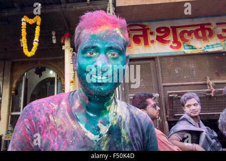 Portrait de l'un de milliers de dévots, qui célèbrent la fête de holi intensivement en jetant de l'colorpowder et l'eau dans le Banque D'Images