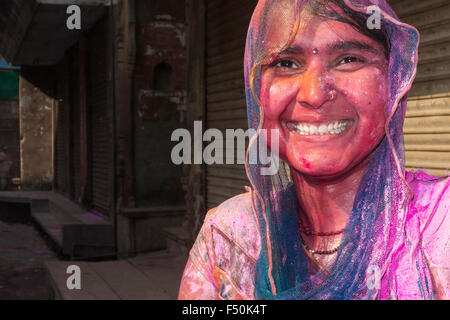 Portrait de l'un de milliers de dévots, qui célèbrent la fête de holi intensivement en jetant de l'colorpowder et l'eau dans le Banque D'Images