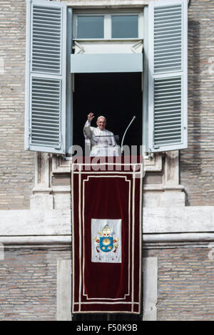 Cité du Vatican, Vatican. 25 octobre, 2015. Pape Francis livre la prière de l'Angélus du dimanche depuis la fenêtre du Palais apostolique donnant sur la Place Saint Pierre après une Messe pour la 14e Assemblée Générale Ordinaire du Synode des Évêques à la basilique Saint-Pierre au Vatican. Credit : Giuseppe Ciccia/Pacific Press/Alamy Live News Banque D'Images