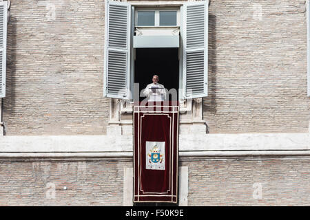 Cité du Vatican, Vatican. 25 octobre, 2015. Pape Francis livre la prière de l'Angélus du dimanche depuis la fenêtre du Palais apostolique donnant sur la Place Saint Pierre après une Messe pour la 14e Assemblée Générale Ordinaire du Synode des Évêques à la basilique Saint-Pierre au Vatican. Credit : Giuseppe Ciccia/Pacific Press/Alamy Live News Banque D'Images