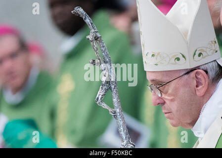 La cité du Vatican. 25 octobre, 2015. Le pape François arrive pour célébrer une messe pour marquer la fin du synode des évêques, dans la Basilique Saint Pierre au Vatican, dimanche, 25 octobre, 2015 Valicchia Crédit : Massimo/Alamy Live News Banque D'Images