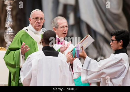 La cité du Vatican. 25 octobre, 2015. Pape Francis dirige une messe pour la 14e Assemblée Générale Ordinaire du Synode des Évêques à la basilique St Pierre, le 25 octobre 2015 au Vatican. Credit : Massimo Valicchia/Alamy Live News Banque D'Images