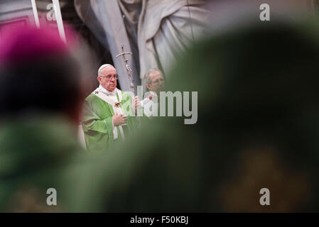 La cité du Vatican. 25 octobre, 2015. Pape Francis dirige une messe pour la 14e Assemblée Générale Ordinaire du Synode des Évêques à la basilique St Pierre, le 25 octobre 2015 au Vatican. Credit : Massimo Valicchia/Alamy Live News Banque D'Images