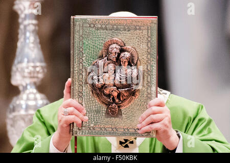 La cité du Vatican. 25 octobre, 2015. Pape Francis détient le livre d'Évangiles comme il célèbre une messe dans la Basilique Saint Pierre au Vatican, dimanche, 25 octobre, 2015. Credit : Massimo Valicchia/Alamy Live News Banque D'Images