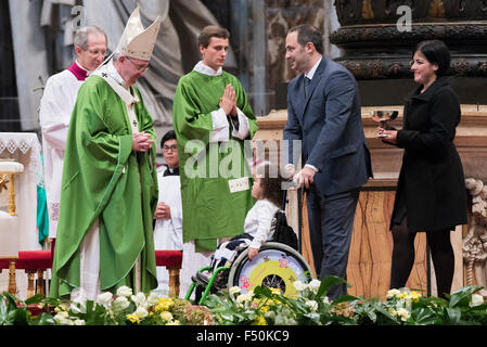 La cité du Vatican. 25 octobre, 2015. Le pape François rencontre une famille pendant une messe dans la Basilique Saint Pierre au Vatican, dimanche, 25 octobre, 2015. Credit : Massimo Valicchia/Alamy Live News Banque D'Images