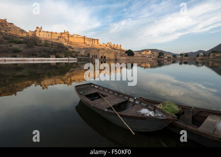 Fort Amber, magnifiquement situé à la pente d'une colline, est en miroir dans le lac faleolo ci-dessous Banque D'Images