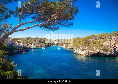 Bateaux dans le port de Cala Figueira, Majorque Bateaux dans le port de Cala Figueira, Majorque