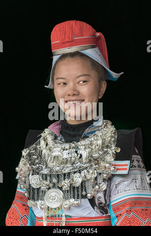 Jia Ge modélisation femme collier argent orné traditionnels Matang, village, province de Guizhou, Chine Banque D'Images