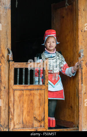 Ge Jia femme dans une porte en bois, Village Matang, province de Guizhou, Chine Banque D'Images