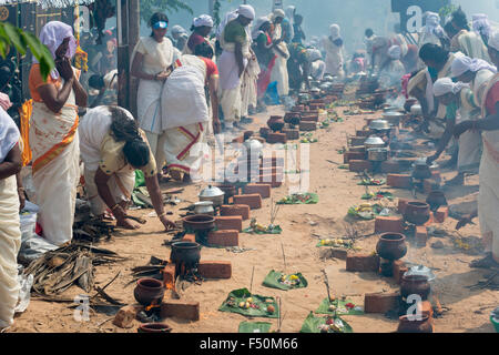 De nombreuses femmes, 3,5 millions au total, sont la cuisson prasad sur feu ouvert dans les rues animées pendant la pongala festival Banque D'Images