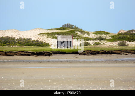 Un chalet isolé sur Sandy Neck beach barrière, comté, Cape Cod, Massachusetts Banque D'Images