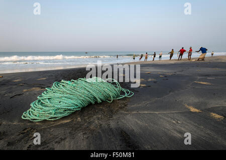 Un groupe de pêcheurs est en tirant le filet de pêche sur la plage Banque D'Images