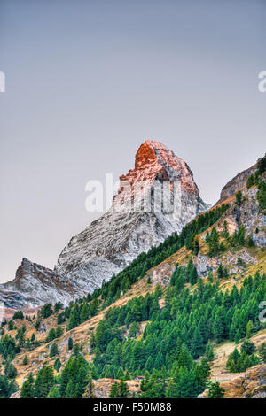 Septembre 2015, la montagne Matterhorn à Zermatt (Suisse), du soleil seulement sur la montagne comme la photo est prise par sunr Banque D'Images