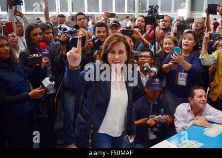 Guatemala City, Guatemala. 25 octobre, 2015. Le candidat présidentiel pour l'unité nationale de l'Espoir (UNE, pour son sigle en espagnol) partie Sandra Torres (C) montre son doigt marqué à l'encre après avoir voté dans un bureau de vote de la ville de Guatemala, capitale du Guatemala, le 25 octobre 2015. Les Guatémaltèques ont commencé à voter dans une tour des présidentielles dimanche. Credit : Str/Xinhua/Alamy Live News Banque D'Images