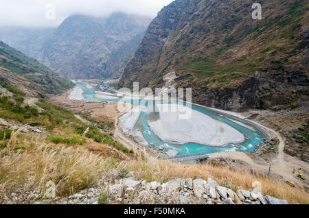 Village tal dans marsyangdi yuni valley, situé à une river bend Banque D'Images