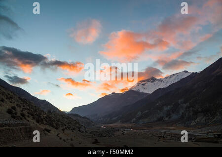 Marsyangdi yuni Valley, en regardant vers l'Est, au lever du soleil Banque D'Images