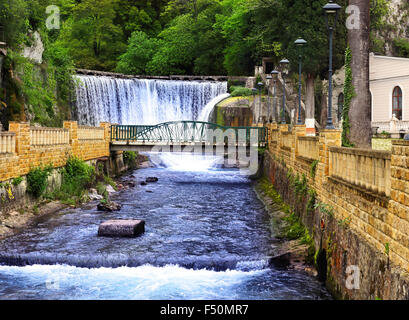 Cascade sur la rivière de montagne, qui se jette dans le village Banque D'Images