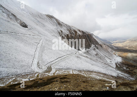 À la recherche jusqu'à Muktinath à partir de ci-dessous thorong thorong la pass (5416 m), le point le plus haut sur la route du circuit de l'Annapurna rabotés ar Banque D'Images