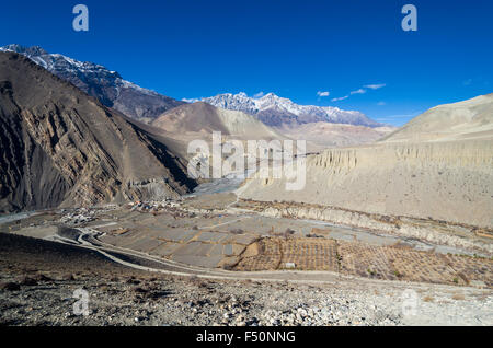 Kaghbeni, petite ville dans le Kali ghandaki vallée et montagnes enneigées autour, vu de dessus Banque D'Images