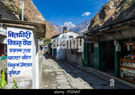 Little street à Tatopani, un endroit avec des sources chaudes dans la partie inférieure de la vallée de Kali ghandaki Banque D'Images