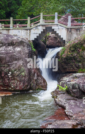 Le pont de pierre sous la cascade Banque D'Images